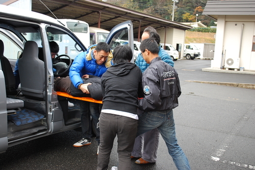 車外救出の難しさを体験です。